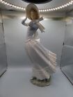 Atrakcyjna kolekcjonerska figurka Lladro Spain - 4836 wiosenna bryza