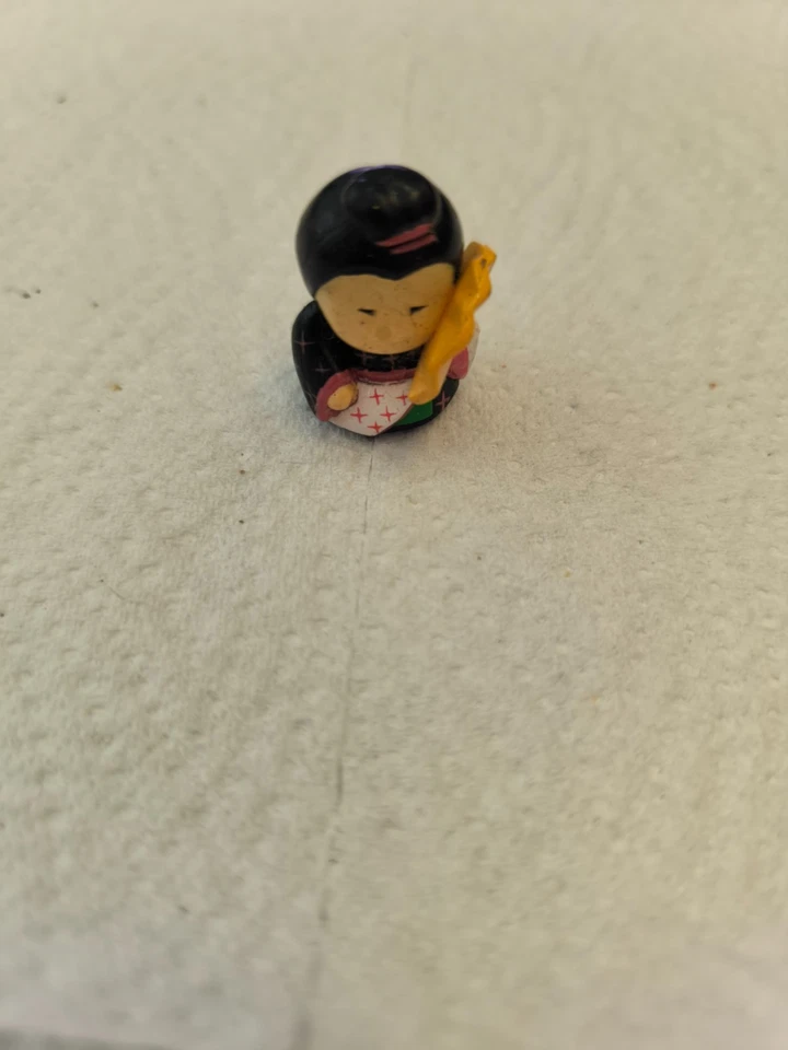 Mini Figurine Japonaise avec éventail - Photo 1/4