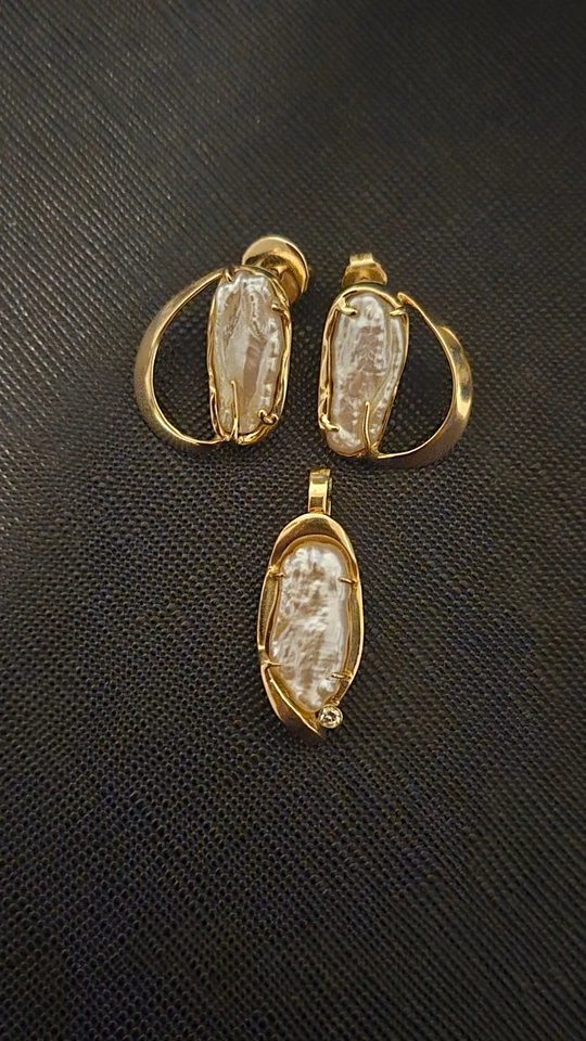 Baroque pearl earrings and pendant set in 14k gold  - Image 1 of 4