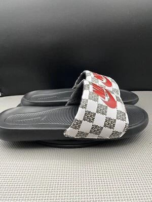 Zapatillas Nike Victori One Slide para hombre talla 13 negras blancas con logotipo estampado a cuadros Foto 1 de 4