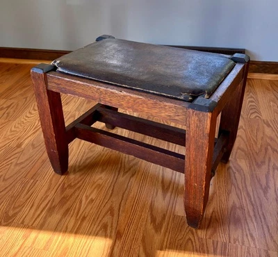 ANTIQUE ARTS & CRAFTS MISSION OAK FOOTSTOOL, Orginal finish & Leather  - Image 1 of 4