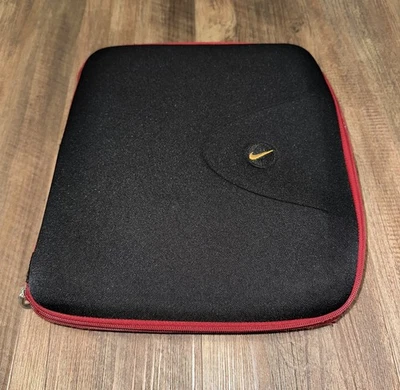 Carpeta Swoosh vintage Nike Mead cremallera alrededor negro rojo Foto 1 de 4