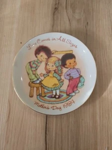 Avon Mothers Day Plate Porcelain 1984 Love Comes in All Sizes w/ Easel Vintage - Picture 1 of 1