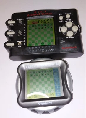 Radio Shack 2 en 1 E-Ajedrez y Damas Excalibur Pantalla Táctil Ajedrez Juego de Viaje Foto 1 de 4