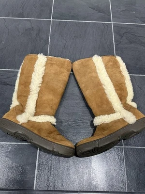 Botas planas UGG Sunburst altas de gamuza castaño piel de oveja para mujer talla 8 5218 Foto 1 de 4