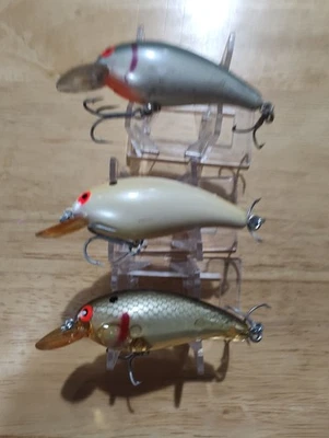 #629 LOTE DE 3 SEÑUELOS DE PESCA BOMBER MODELO POCO PROFUNDO A COLA DE TORNILLO 3" EN GENERAL  Foto 1 de 4