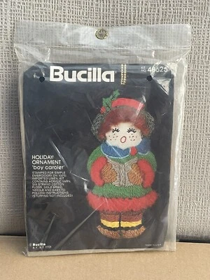 NOVO Kit de Enfeite de Natal Vintage Bucilla Crewel BOY CAROLER #48625 Selado - Imagem 1 de 4