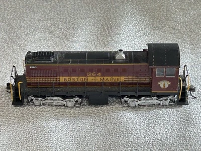Atlas HO Alco S-2 Switcher Locomotive Boston & Maine #1264 - Image 1 of 4