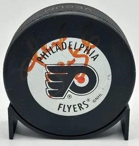 ALEXANDRE DAIGLE PHILADELPHIA FLYERS SIGNED TEAM LOGO HOCKEY PUCK - Picture 1 of 2