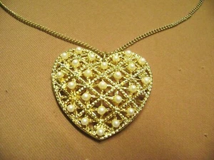 VINTAGE PRETTY PEARL HEART 18" LENTH GOLD TONE PENDANT NECKLACE - Picture 1 of 6