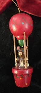 Oso en un globo de aire caliente adorno de Navidad de madera vintage pintado a mano - Imagen 1 de 3