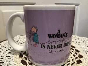 Taza de colección Carlton Cards Stonware “Un trabajo de mujer nunca se hace por un hombre” - Imagen 1 de 6
