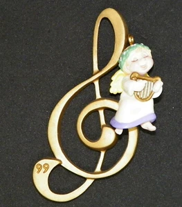 1999 Hallmark Christmas Ornament A Musician of a Note, Treble Clef Angel - Imagen 1 de 2