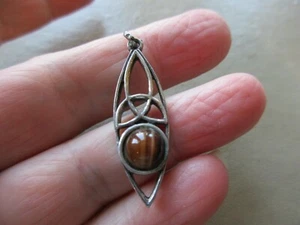 PRETTY RETRO VINTAGE SILVER TONE BROWN STONE CAB CELTIC KNOT FOB CHARM PENDANT - Picture 1 of 2