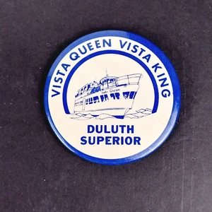 Prendedor de botón de metal vintage Vista Queen King Duluth Superior Tour Boat Pinback - Imagen 1 de 3
