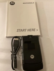 VINTAGE MOTOROLA RAZR FLIP PHONE BLACK W/CHARGER/MANUAL NOT TESTED EX COND L@@K! - Afbeelding 1 van 5