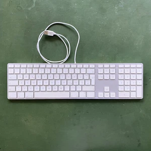 Apple Magic Keyboard mit Ziffernblock, USB, deutsch, wenig Gebrauchsspuren - Bild 1 von 10