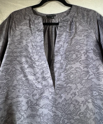 Blusa Theory Yonna Chantilly Cuello en V Profundo Talla P Gris Negro Encaje Patrón Seda Foto 1 de 4