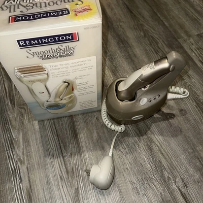 Cargador de titanio liso y sedoso Remington y sistema de afeitado de limpieza en seco húmedo Foto 1 de 2