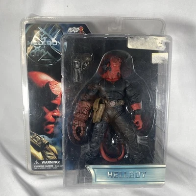 Boneco de ação Mezco 2004 Hellboy preto/stealth suit novo em folha lacrado - Imagem 1 de 4