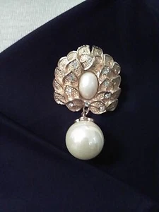 VINTAGE GOLDEN PIN BROOCH LEAFY WREATH W/ LARGE FAUX PEARL DROP & RHINESTONES - Picture 1 of 2