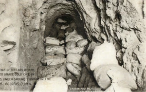 Tarjeta postal F140 1907 sacos de mineral de oro de alto grado en túnel minero en Goldfield Nevada - Imagen 1 de 3