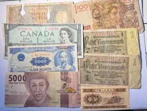 LOT OF 8 WORLD BANKNOTES - Picture 1 of 1