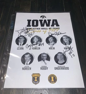 Foto autografata Iowa Hawkeyes 2022 Athletics Hall Of Fame Dallas Clark - Foto 1 di 3