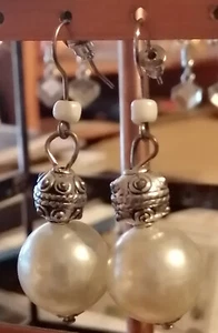 Ohrringe Weihnachtsbaumkugel WEISS Größe 15 mm Kunststoff Christbaum - Bild 1 von 1
