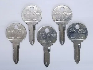Ilco brand Renault automotive key blanks, RN30, X147, locksmith, Set of 5 - Picture 1 of 7
