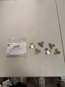 GM NOS 1988-99 Chevy GMC Truck Windshield Side Reveal Molding Retainer Clips (6) - Picture 1 of 7