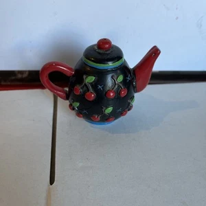 Maria Engelbreit Mini Teekanne Collection Ornament schwarz mit Kirschen - Bild 1 von 5