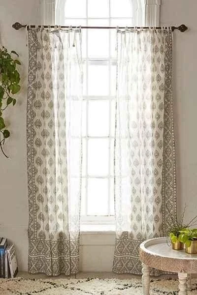 Cortina de ventana Urban Outfitters ciruela y arco lámina Elysia marfil Foto 1 de 1