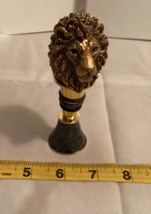 KARANS LION SWAROVSKI JEWELED BOTTLE STOPPER WITH DISPLAY STAND (3.3.21) - Picture 1 of 5