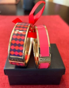 Avon Joyful schöner Armreif 2er Set NEU in Box 2017 Weihnachtsgeschenk VINTAGE - Bild 1 von 3