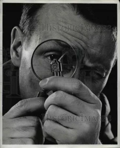 Foto de prensa 1955 Dr. H. Tracy Hall examinando una herramienta de diamante con unión de titanio - Imagen 1 de 2