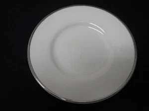 Plato de ensalada o postre Linen n Things blanco liso con borde de platino de 6" - Imagen 1 de 3