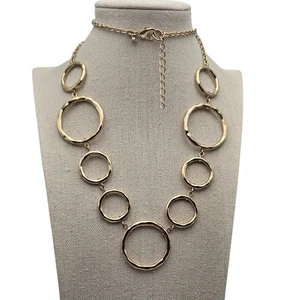 Collana vintage lunga 30" cerchio martellato tono oro dichiarazione - Foto 1 di 5