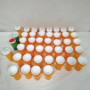 Leere bernsteinfarbene Pillenflasche 43 Stück drei 3" Zoll große Wendedeckel zwei grüne - Bild 1 von 6