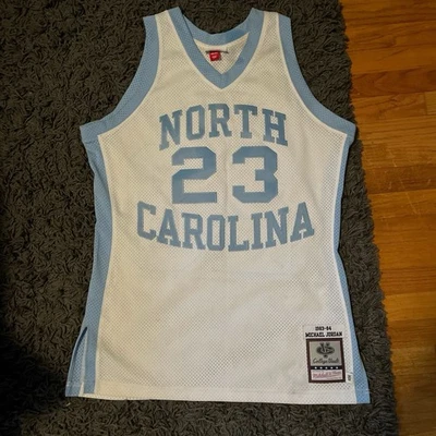 Camiseta deportiva 100 % auténtica Michael Jordan Mitchell & Ness 83 84 UNC Tar Heels 40 M  Foto 1 de 3