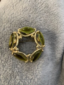 Emmons Vintage 1950s Gold With Green Cabochons Circle Wreath Brooch Lapel Pin - Picture 1 of 7