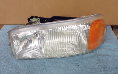 2002 gmc sierra headlight ( driver ) 2000-2006 gmc yukon - Image 1 of 3