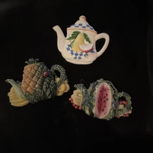 Vintage Refrigerator Magnets Ceramic Hand Painted Fruit Tea Pots Apple Pear Lot - Foto 1 di 7
