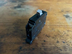Disyuntor Cutler Hammer Eaton CH120 20 AMP 1 polo - Imagen 1 de 6