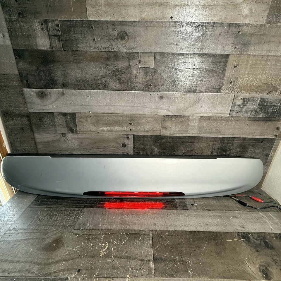 Alerón trasero Chevrolet Trailblazer 2002-2009 tercera luz de freno plateada Foto 1 de 4