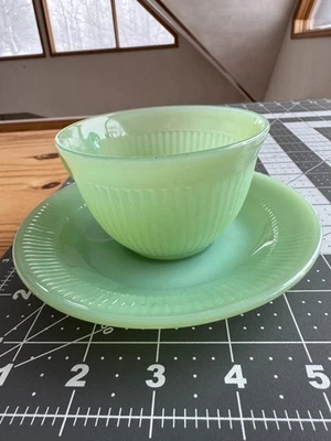 Conjunto de xícara de chá e pires de forno Jadeite Fire King padrão Jane Ray EUA vintage - Imagem 1 de 4