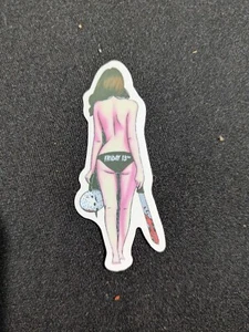 Pin Up Girl Freitag der 13. Höschen hält eine Jason Maske und Messer Aufkleber - Bild 1 von 1