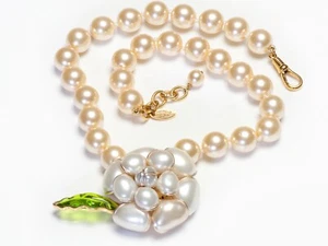 Chanel 1990’s Maison Gripoix Green Glass Leaf Pearl Camellia Flower Necklace - Picture 1 of 4
