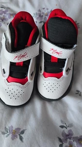Nike Air Jordan NURSERY TODDLER Max Aura 2 Black/White/Gym Red TRAINERS UK 6.5 - Picture 1 of 6