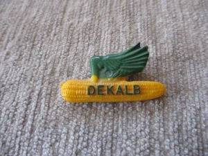 Vintage DEKALB Fliegende Ohren Mais Flügel Brosche - Sammlerstück Landwirtschaft Bauernhof Anstecknadel - Bild 1 von 5